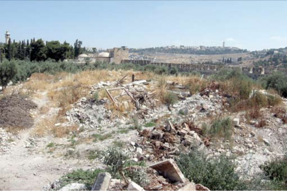 6 .מבט כלפי צפון מראש אחת מערמות שפכי עפר ובניה באזור המזרחי של הר הבית