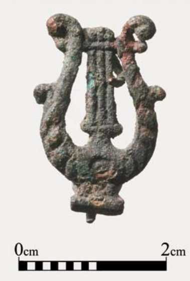 איור 44 .עיטור ברונזה בדגם ’כינור דוד‘, המזכיר את סמלה של עמותת אלע“ד המממנת ומפעילה את פרוייקט הסינון. תיארוכו עדיין לא ידוע