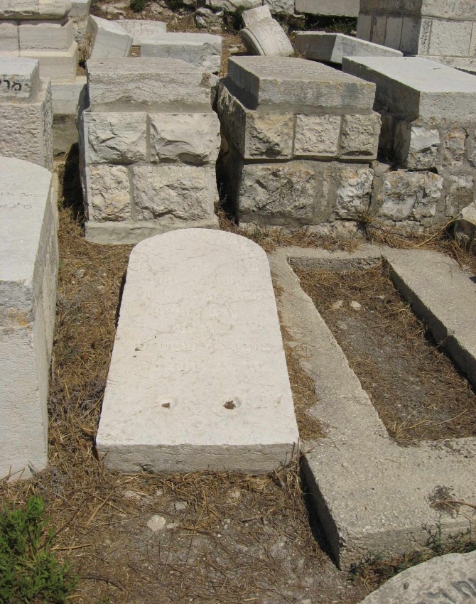 תמונת קבר גאמילה אזולאי