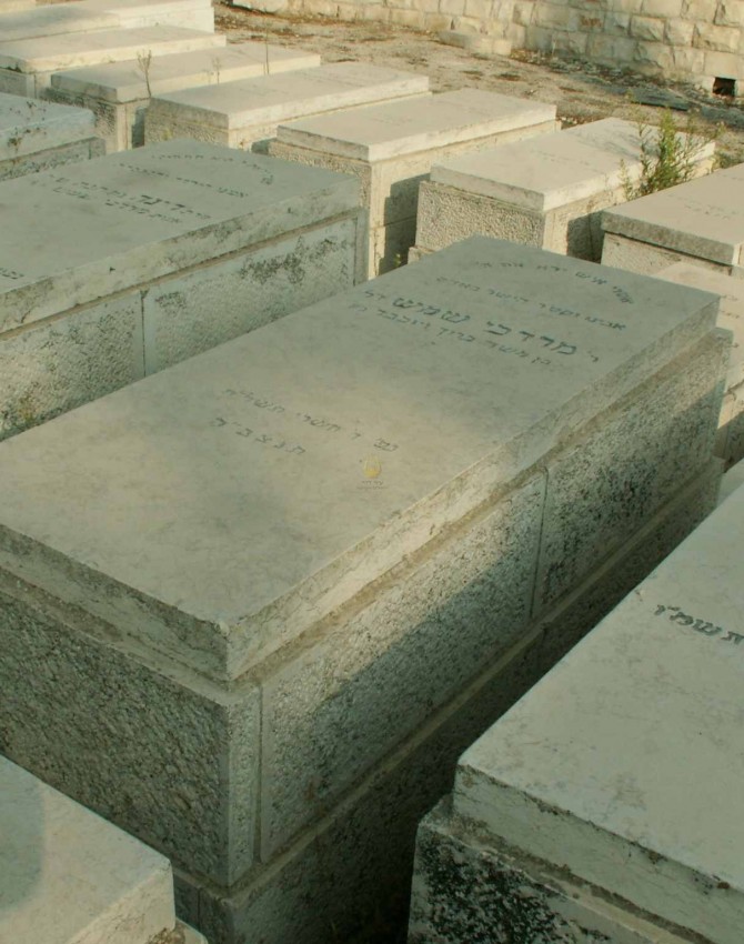 תמונת קבר מרדכי שמש